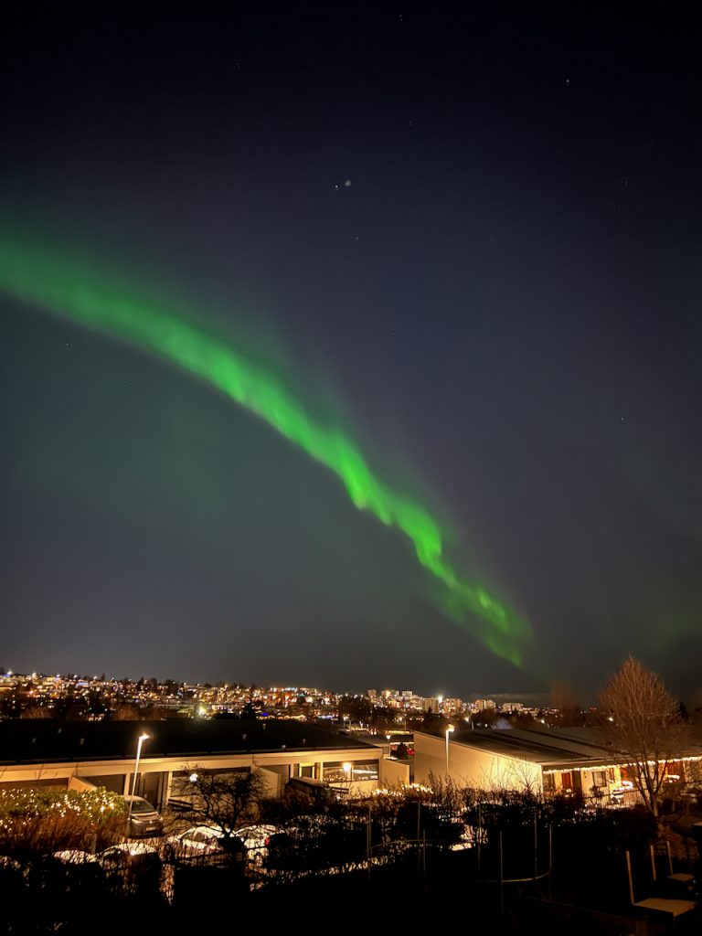 Rayo verde partiendo la noche